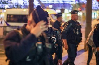 Malgré le retour au calme engagé ce week-end, le dispositif policier des jours précédents est maintenu pour la nuit de lundi à mardi, soit 45'000 policiers et gendarmes, a annoncé la Première ministre Elisabeth Borne, après avoir reçu les groupes ...
